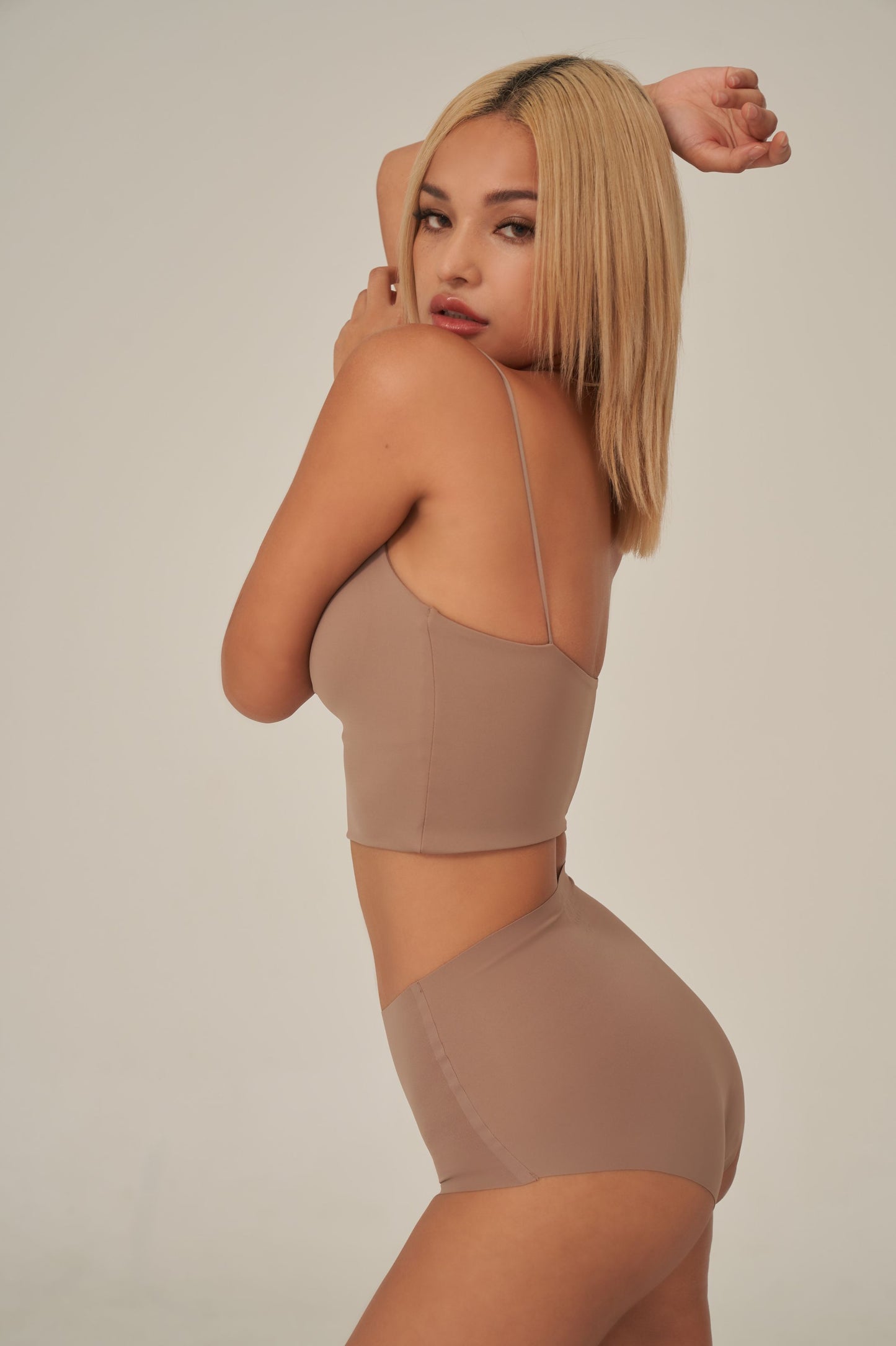 ESSENTIAL SEAMLESS BRA TOP